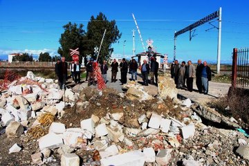 Belediye yolu sattı, mahallelinin ulaşımı 4 kilometre uzadı