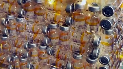 شجرة ميلاد من زجاجات اللقاحات في مركز صحي في البرازيل