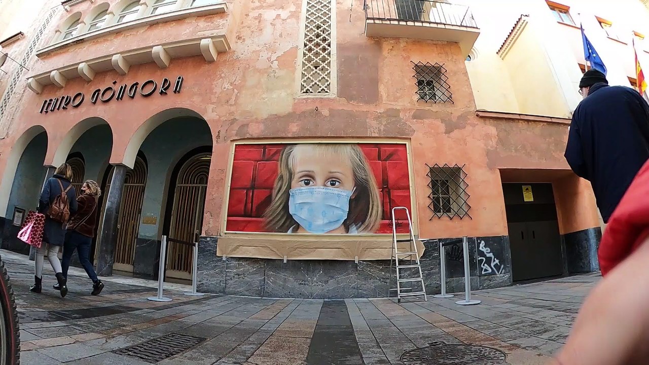 Sota Pérez releva a Sake Ieneka como muralista en la fachada del Teatro Góngora