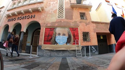 Sota Pérez releva a Sake Ieneka como muralista en la fachada del Teatro Góngora