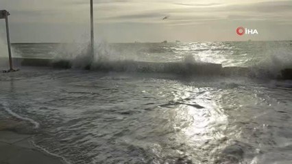 Video herunterladen: Tekirdağ'da şiddetli lodos: Dev dalgalar sahili dövdü