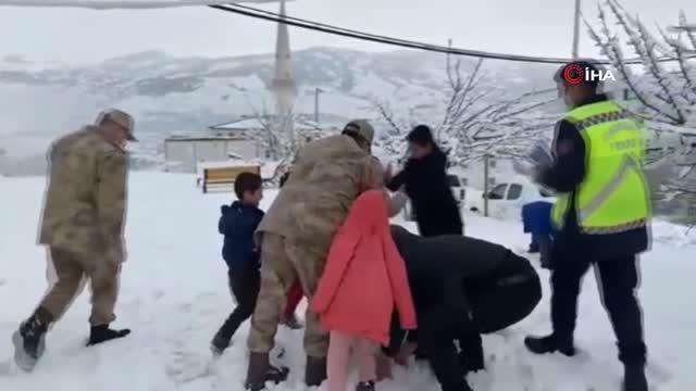 Son dakika! Jandarma personeli öğrencilerle kardan adam yaptı, kartopu oynadı