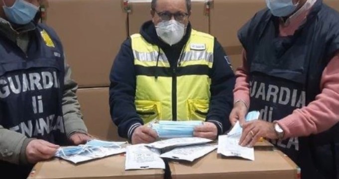 Napoli, oltre 1 milione di mascherine non conformi sequestrate al porto (10.12.21)