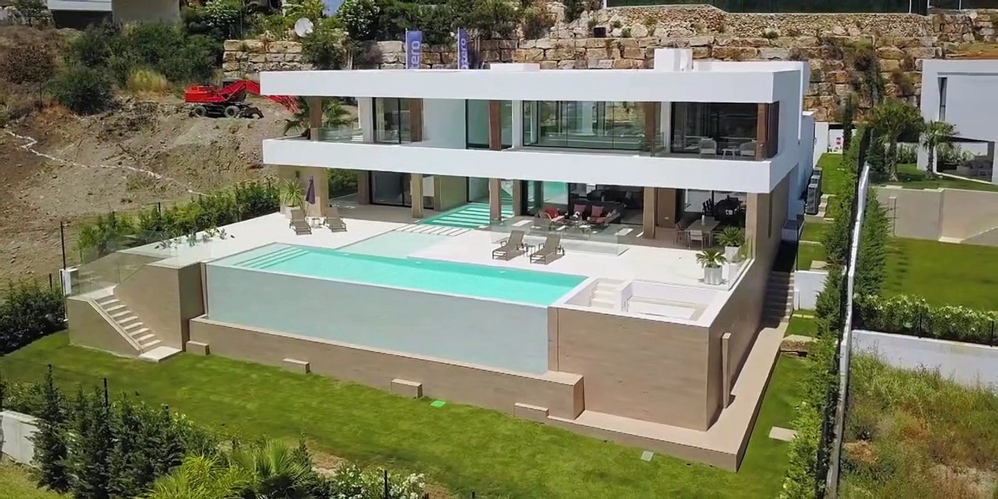 NOUVELLE VILLA DE DESIGN CONTEMPORAIN MODERNE AVEC VUE SUR LA MER ET LE GOLF