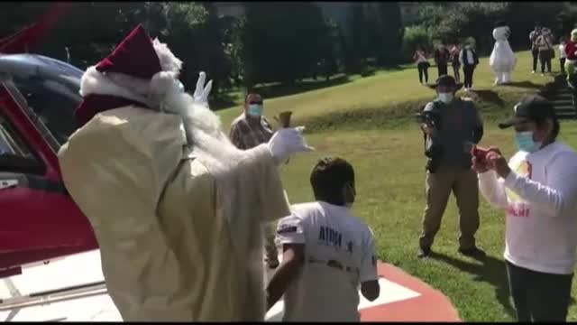 Santa Claus visita a los niños enfermos de aldeas remotas de Guatemala