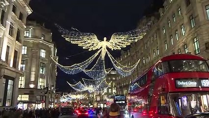 زينة الميلاد تضيء شوارع وسط لندن