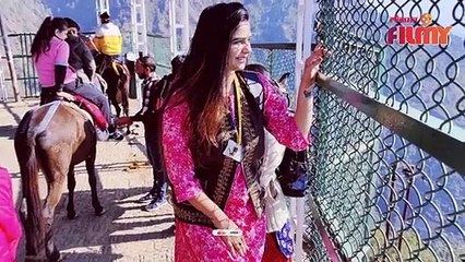 ब्रेकअपच्या चर्चा सुरु असतानाच वीणा आईसोबत गेली ट्रीपवर