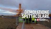 Scozia, demolita con 700kg di esplosivo la ciminiera della centrale a carbone più grande d'Europa