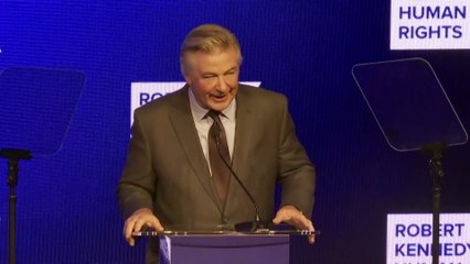 Alec Baldwin reaparece en un acto público en medio de la polémica por la muerte de Halyna Hutchins