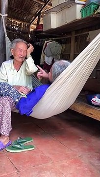 Chị em khóc nức nở sau mấy tháng chia cách vì dịch: Không gì sánh bằng tình cảm gia đình