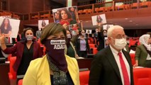 HDP'li milletvekilleri  Garibe Gezer ve Aysel Tuğluk için Meclis'te eylem yaptı