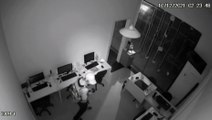 Vídeo mostra ladrão furtando diversos celulares em empresa no Centro