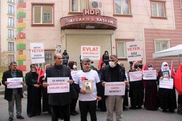 Evlat nöbetindeki aileler, İnsan Hakları Günü'nde HDP'ye yüklendi