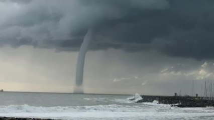 Espectacular manga marina frente a la costa italiana