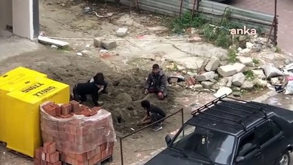 Çöp toplayan çocuklar kum yığınında kale yapıp, oyun oynadı