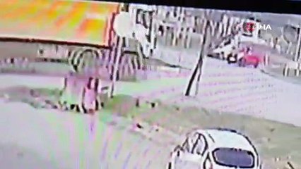 Bursa’da kamyon ile otomobil çarpıştı! O anlar kamerada