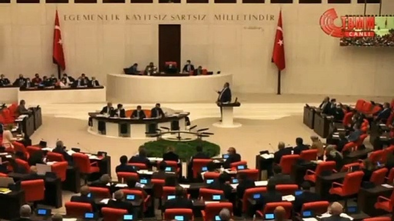 CHP'li Gürer'den arkası dönük olarak oturan Tarım Bakanı Pakdemirli'ye: Bana bakacak yüzünüz yok mu?