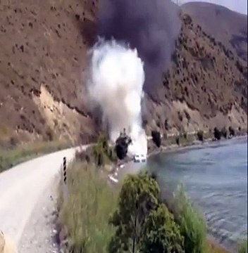 Il profite des vagues créées par son bateau pour éteindre le feu d'un autre