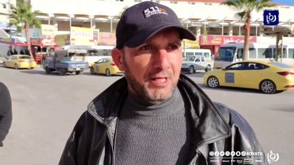 أبو جعفر.. 46 عاما على تنظيم النقل ورعاية القطط في مجمع سفريات عجلون