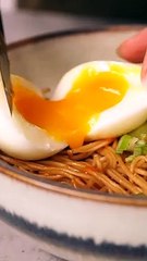 Nouilles sautées et oeuf mollet