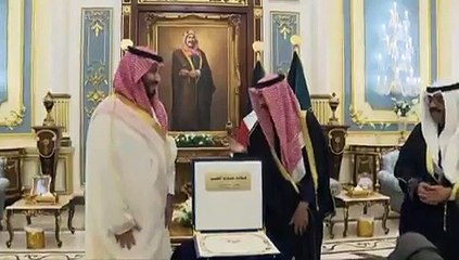 الأمير ⁧‫محمد بن سلمان‬⁩ بعد أن أهداه أمير دولة الكويت قلادة مبارك الكبير: "أغلى ماعندنا صحتك طال عمرك"