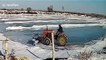 Faire du tracteur sur un lac gelé... risqué