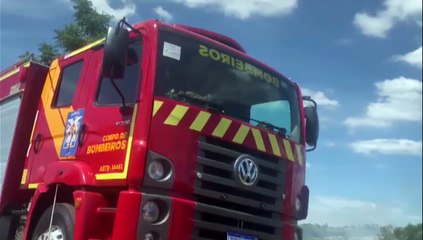 Bombeiros combatem incêndio em vegetação no Universitário