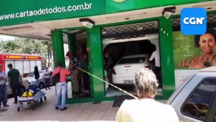 Carro invade empresa em acidente no Centro de Cascavel