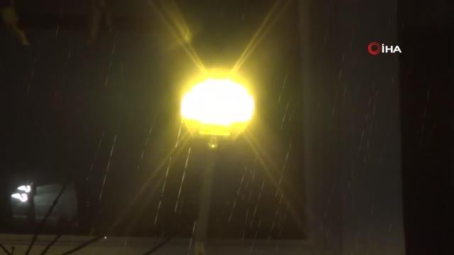 Bandırma'da on beş dakikalık kuvvetli yağış hayatı felç etti