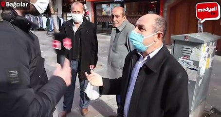 Sokak röportajı yapan kişiye 'telefonunu çıkar' dedi; çevredekiler kahkaha attı; "5 yıl önce aldım"