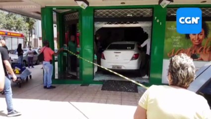 Carro invade empresa em acidente no Centro de Cascavel