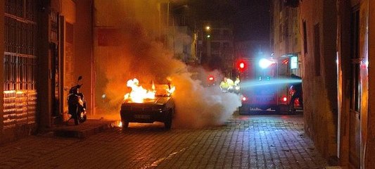 Son dakika haber: Otomobili ateşe verip yanışını izlerken video çekti