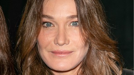 GALA VIDEO - Carla Bruni, canon à 51 ans en robe pull et cuissardes