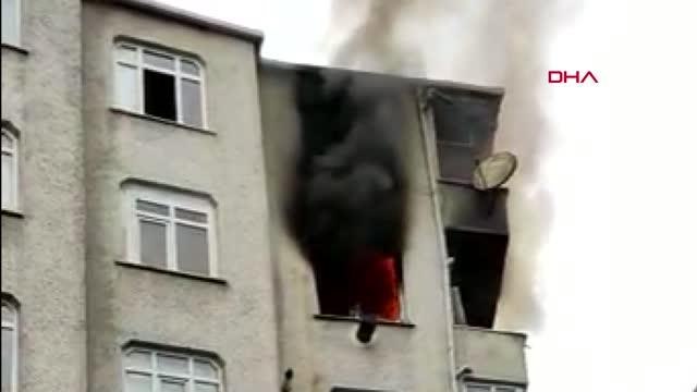 ESENLER'DE DAİRE ALEV ALEV YANDI: ÜST KATTAKİLER ÇATIYA KAÇTI