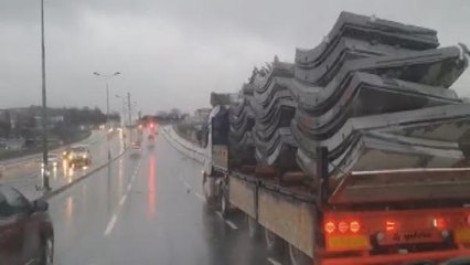 Son dakika! ARNAVUTKÖY'DE TIR'IN DORSESİNDEKİ TEHLİKELİ YOLCULUK KAMERADA