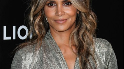GALA VIDEO - PHOTO – Halle Berry s’affiche topless sous une veste en jeans