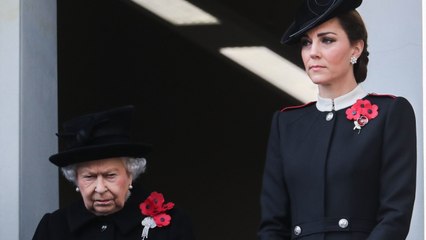 GALA VIDÉO - Quand la reine Elizabeth II n’aime pas un look de Kate Middleton, elle lui fait savoir !