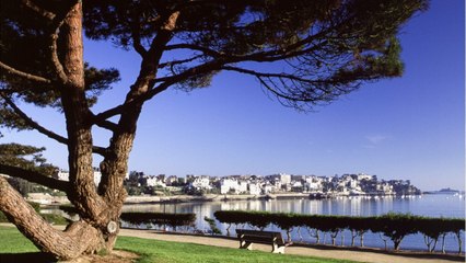 GALA VIDEO - Amal Clooney fait une apparition remarquée… en Bretagne !