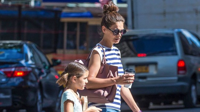 GALA VIDEO - Jet privé, caviar et Tour Eiffel : la fête très luxueuse de Katie Holmes pour les 13 ans de sa fille Suri