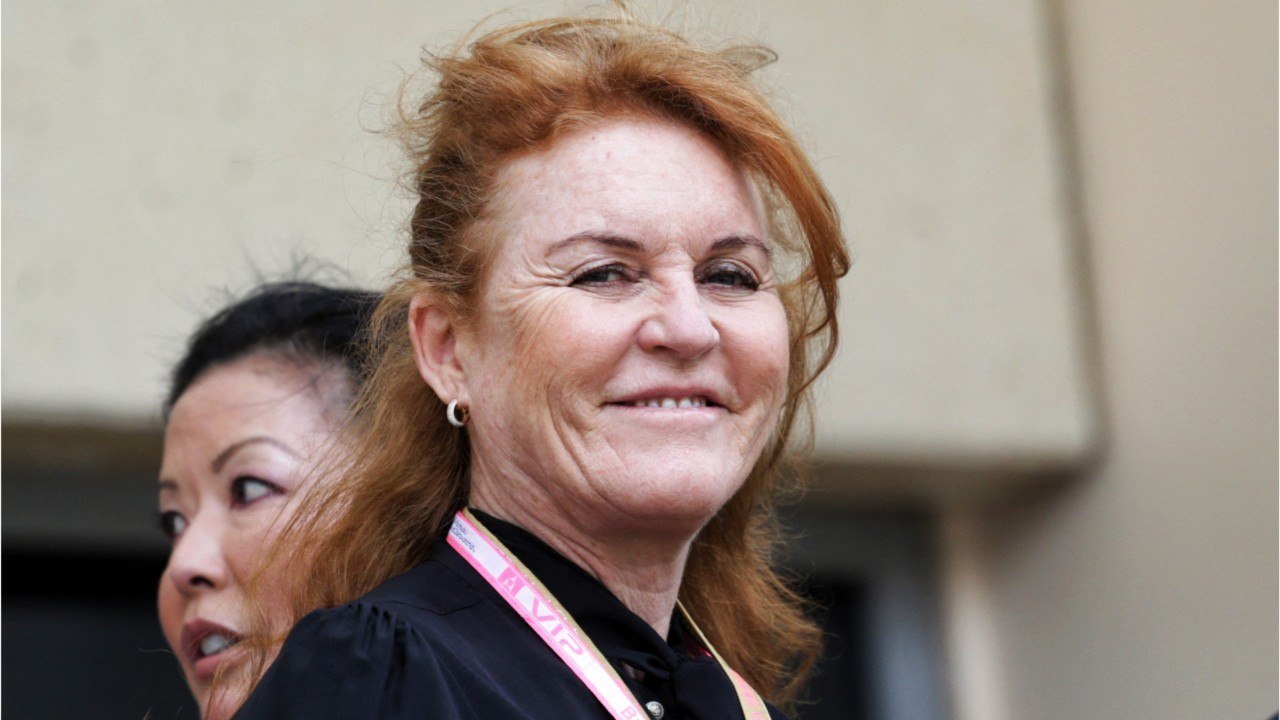 GALA VIDEO - Sarah Ferguson s'éclate à Bahrein avec Andrew, leur fille Beatrice et leur futur gendre Edoardo : qui a payé ?