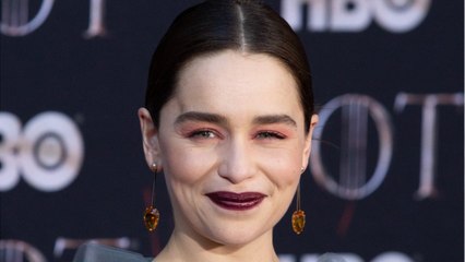 GALA VIDÉO - Emilia Clarke poste des photos très impressionnantes après son double anévrisme