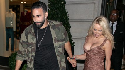 GALA VIDEO - Pamela Anderson : son compagnon Adil Rami est-il encore footballeur?