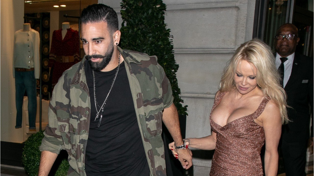 GALA VIDEO - Pamela Anderson : son compagnon Adil Rami est-il encore footballeur?