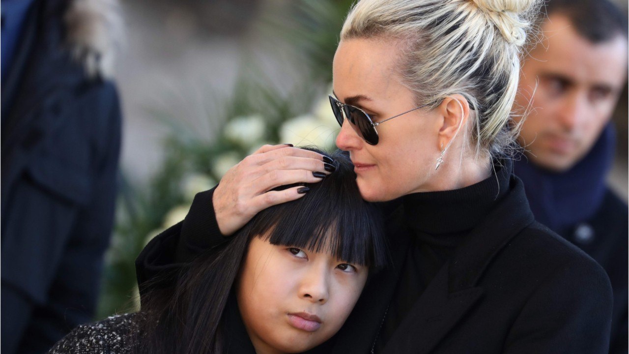 GALA VIDÉO - « Ça la met à terre " : Laeticia Hallyday, abasourdie par les critiques sur l'éducation de Jade et Joy