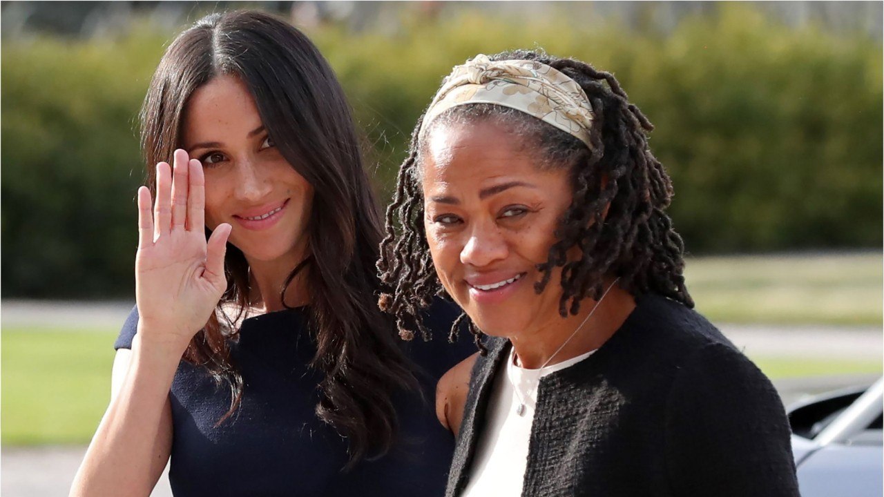 GALA VIDEO - La mère de Meghan Markle, Doria Ragland, va débarquer à Londres : le signe d'un accouchement imminent