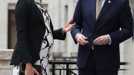 GALA VIDEO - Qui veut nuire à Meghan Markle ? Non, la reine ne lui interdit pas de porter les bijoux de la Couronne !