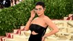 GALA VIDEO - Kylie Jenner, la demi-soeur de Kim Kardashian : comment elle a réussi à devenir la milliardaire la plus jeune du monde