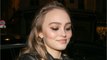 GALA VIDÉO - Lily-Rose Depp en bikini et collée serrée avec un mannequin