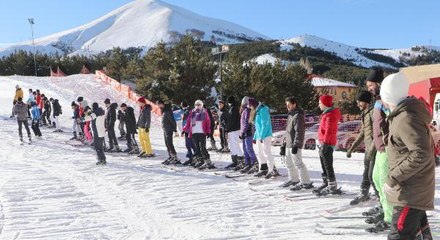 HERKESİN GÜNLÜK BİN LİRA ÖDEYİP YAPABİLDİĞİ KAYAĞI ONLAR DERS OLARAK İŞLİYOR