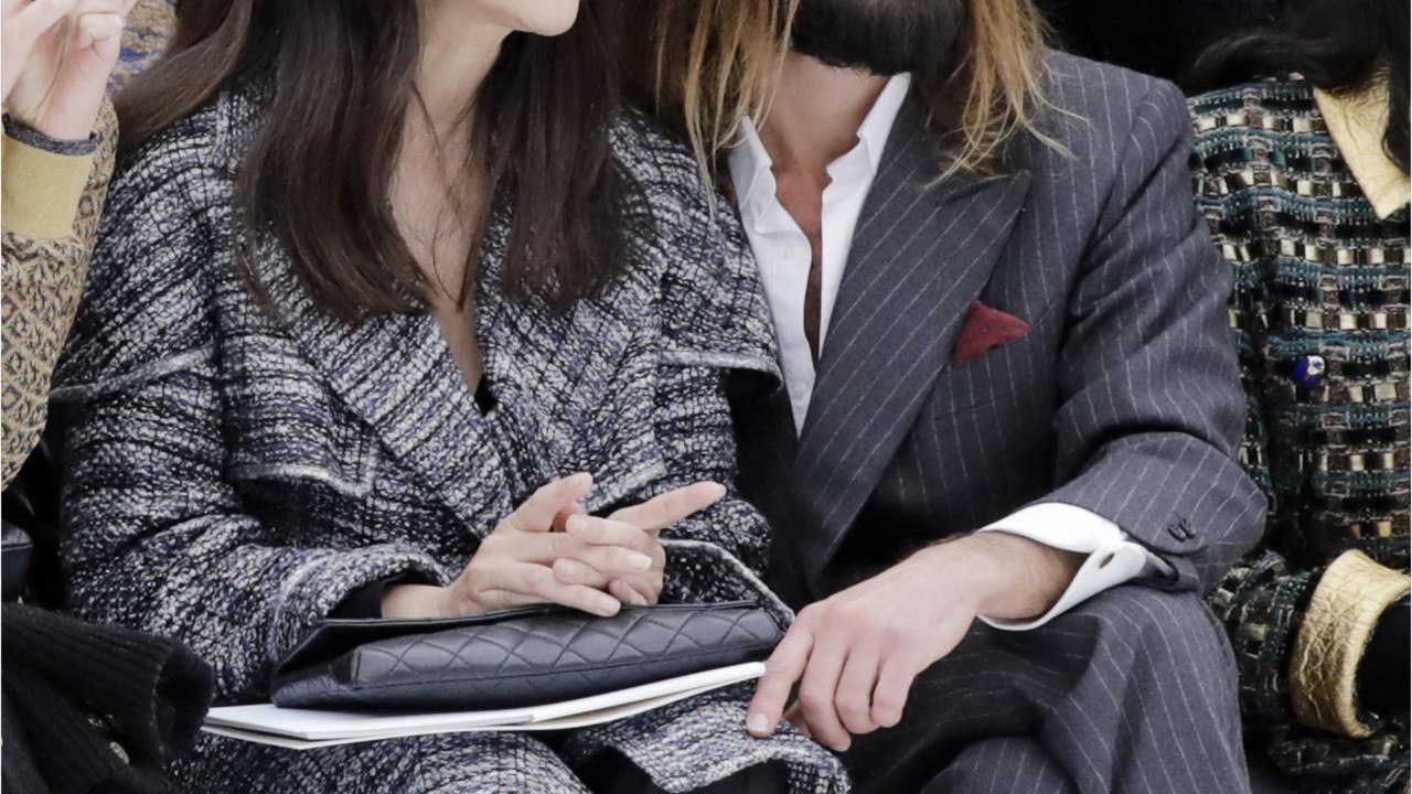 GALA VIDÉO - Monica Bellucci Et Nicolas Lefebvre : Première Apparition Glamour Au Défilé Chanel (1)